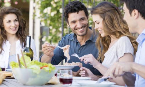 Food Coma: Was passiert, wenn man sich überisst? / Bild: iStock Thumbnail