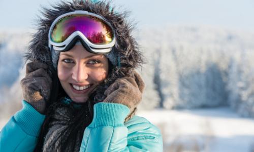 Frauen ticken anders: Das kann die Skiausrüstung für die Dame / Bild: iStock / CandyBoxImages Thumbnail