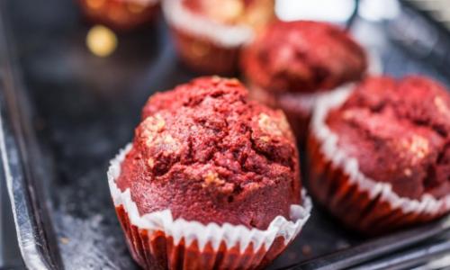 Gesunder Rezepttipp für den Sommer: Red Velvet Muffins / Bild: iStock / krblokhin Thumbnail