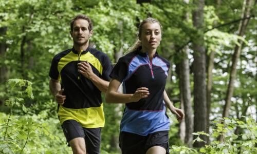 Was deine Laufbekleidung alles können muss / Bild: Löffler Thumbnail