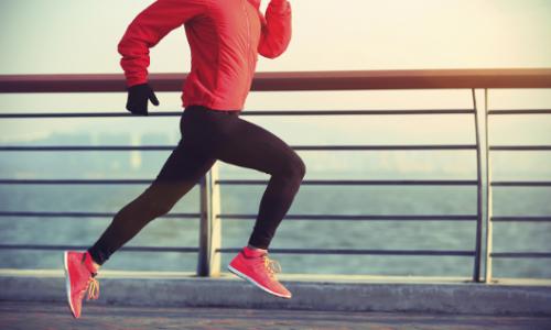 Diese Eigenschaften muss eine moderne Laufjacke mitbringen / Bild: iStock / lzf Thumbnail