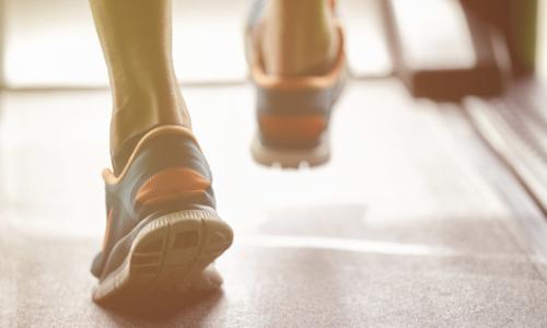 Die Laufschuh-Revolution: Haben Überpronation und Laufschuh-Dämpfung ausgedient? / Bild: iStock / Ancika Thumbnail