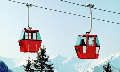 1972 baute Doppelmayr in Mellau im Bregenzerwald diese Einseilumlaufbahn. Die Türen der Gondeln wurden noch händisch bedient. / Bild: Doppelmayr Thumbnail