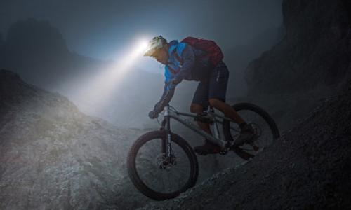 Biker im Dunkeln mit Beleuchtung / Bild: Lupine Blika Bike Thumbnail