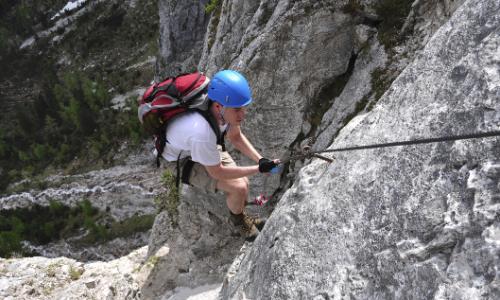 Materialcheck: So machst du deine Klettersteig-Ausrüstung fit für den Berg / Bild: iStock / Sebastian Hamm Thumbnail