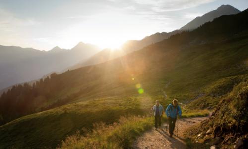 Action am Gipfel: Mayrhofen bewegt Wanderer, Kletterer und Mountainbiker / Bild: Mayrhofner Bergbahnen Thumbnail