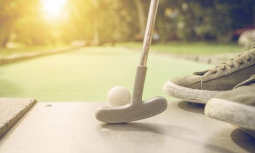 Vom Hobby- zum Leistungssport: 5 Fakten über Minigolf / Bild: iStock / oneinchpunch Thumbnail