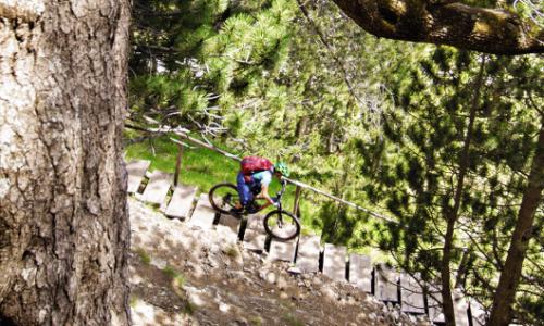 MTB-Rucksack: Die wichtigsten Eigenschaften, Packtechnik und Einstellung / Bild: Deuter / Stefan Neuhauser Thumbnail