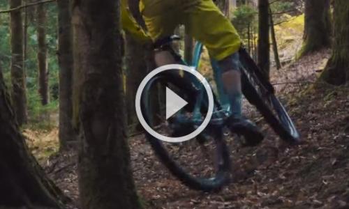 Mountainbiker in Wald von "Ninja" attackiert / Bild: Giromagny Enduro Team / Screenshot Vimeo Thumbnail
