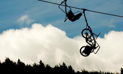 Mittendrin: Mountainbiken als Sessellift-Sport / Bild: iStock / Neyya Thumbnail