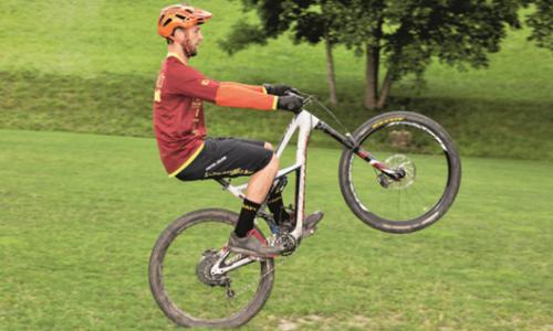 Mountainbike-Fahrschule: Anleitung zum Wheelie / Bild: Thomas Schweighofer Thumbnail