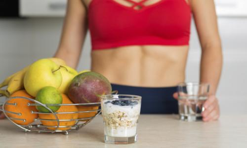 Morgenmahlzeit auf dem Prüfstand: Macht nicht frühstücken wirklich dick? / Bild: iStock / Tinatin1 Thumbnail