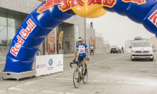 Eduard Fuchs fährt durchs Ziel in Wladiwostok. / Bild: Denis Klero / Red Bull Content Bull Thumbnail