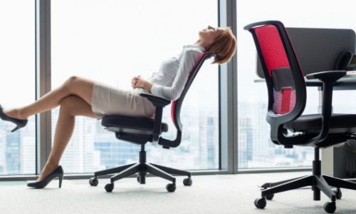 Schone deinen Rücken: 3 Fakten für gesundes Sitzen / Bild: iStock Thumbnail