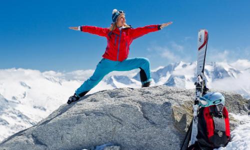 Freeride meets Yoga: Sonnia Höffken lädt zum Downhill Dog / Bild: Thorsten Jochim Thumbnail