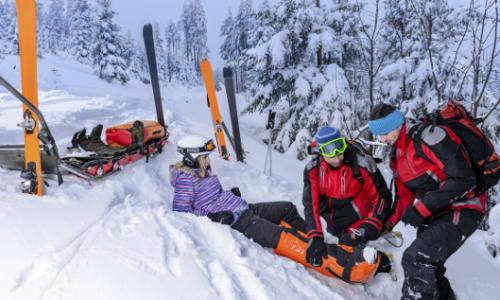 Gut gewappnet: Die richtige Ausrüstung fürs Skifahren / Bild: iStock Thumbnail