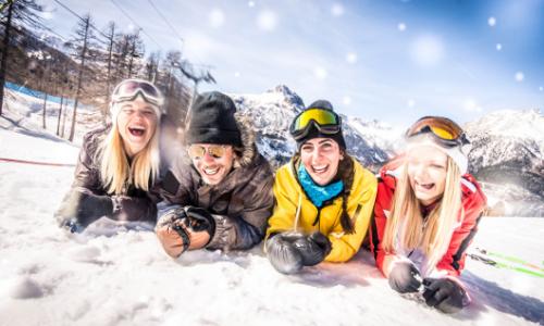 Skiurlaub mit Freunden / Bild: istock / oneinchpunch Thumbnail