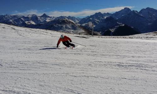 Skifahrer am Berg / Bild: pixabay / mitjamikol