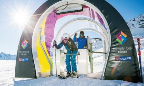 Three, two, one – start! Bei den Skimovie-Strecken herrscht ein Feeling fast wie bei Weltcuprennen. Automatische Kameras verfolgen deinen Lauf und zeichnen ihn auf. / Bild: Adrenalin Cup Sölden / Rudi Wyhlidal Thumbnail