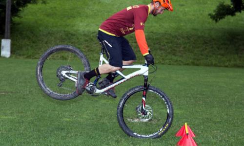 MTB-Fahrtechnik: So funktioniert eine Spitzkehre / Bild: Thomas Polzer Thumbnail