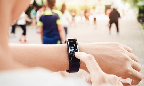 Fitnessarmband oder High-End-Sportuhr – wer braucht welches Gerät? / Bild: iStock / TeerawatWinyarat Thumbnail