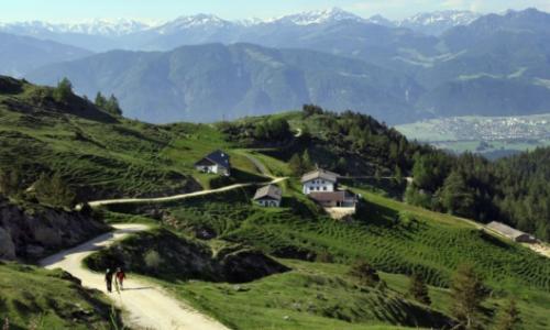 Wandern in den Tiroler Alpen: Zwischen Adlerweg und Tropfsteinhöhle / Bild: Hannes Dabernig Thumbnail