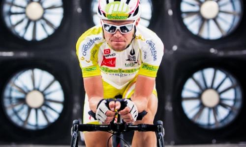 RAAM-Sieger Christoph Strasser testet im Windkanal / Bild: Karelly Thumbnail