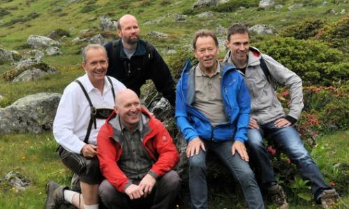 Tauschten die Kochlöffel gegen Wanderschuhe (v.l.): Martin Sieberer, Alfio Ghezzi, Russel Brown, Dieter Müller und Giovani Oosters / Bild: TVB Paznaun - Ischgl Thumbnail
