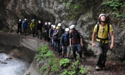 Ferien am Fels: Kostenlose Young Climbers Schnupperkletterkurse in Zirl Thumbnail