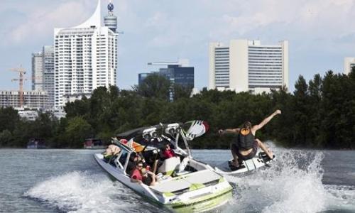 Surf in the City: Wakesurfen auf der Donau Thumbnail