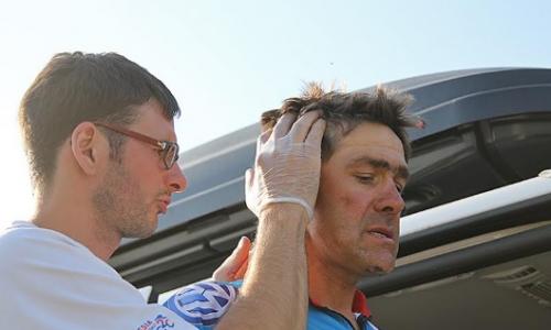 Russia Coast to Coast, Tag 17: Wolfgang Fasching sitzt nach Salto wieder im Sattel / Bild: Gregor Hartl Thumbnail