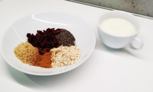 Veganes Powerfrühstück für Sportler: Mandelmilch, Chiasamen, Beeren, Haferflocken, Haselnüsse und Zimt / Bild: Christoph Lamprecht Thumbnail
