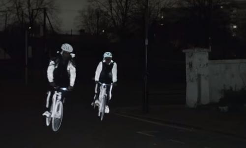 Sicherheit zum Sprühen: Dieses Spray macht Biker sichtbar / Bild: Volvo LifePaint / YouTube Thumbnail