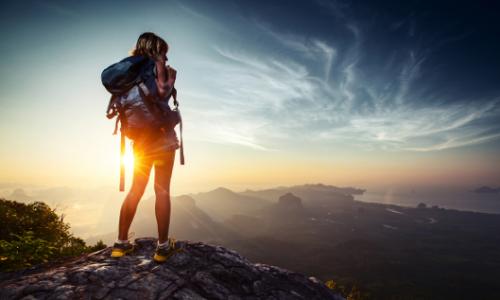 Sonnaufgang Wanderer / Bild: istock / mihtiander Thumbnail