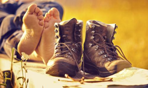 Gut zu Fuß: So läufst du dir beim Wandern keine Blase / Bild: iStock / upixa Thumbnail