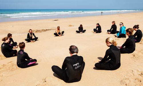 Yoga und Surfen: Zwischen Meditation und Adrenalinrausch / Bild: a-frame Thumbnail