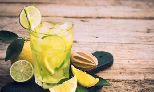 Mythos oder Wahrheit: Hilft Zitronenwasser beim Abnehmen? / Bild: iStock / pilipphoto Thumbnail