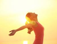 Frau treibt Sport am Morgen