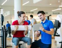 Frau beim Krafttraining