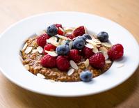 ZUCCHINI-PORRIDGE MIT BEEREN