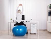 Übungen für den Rücken Büro © iStock / AndreyPopov Übungen für den Rücken Büro