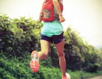 Frau beim Trailrunning