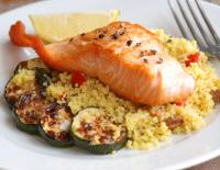 Gesunder Rezepttipp: Zitronen-Pfeffer-Lachs auf Couscous