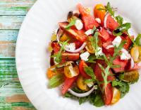 Gesunder Rezepttipp für den Sommer: Melonensalat mit Prosciutto und Ziegenkäse