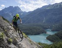 Herausragende Wege am Sportplatz Berg