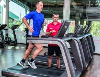 SPORTaktiv Redakteur am Laufband im Fitnessstudio © SPORTaktiv / Thomas Polzer SPORTaktiv Redakteur am Laufband im Fitnessstudio