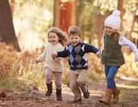 Kinder draussen beim Spielen