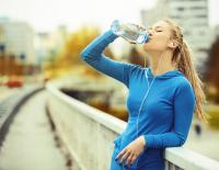 Die 5 hartnäckigsten Trinkmythen im Faktencheck