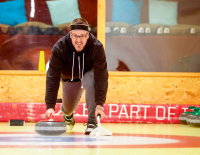 Wir gegen die Stars: SPORTaktiv-Reporter Markus Geisler wagt sich beim Curling aufs Eis
