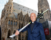 Der Dompfarrer als Skilehrer